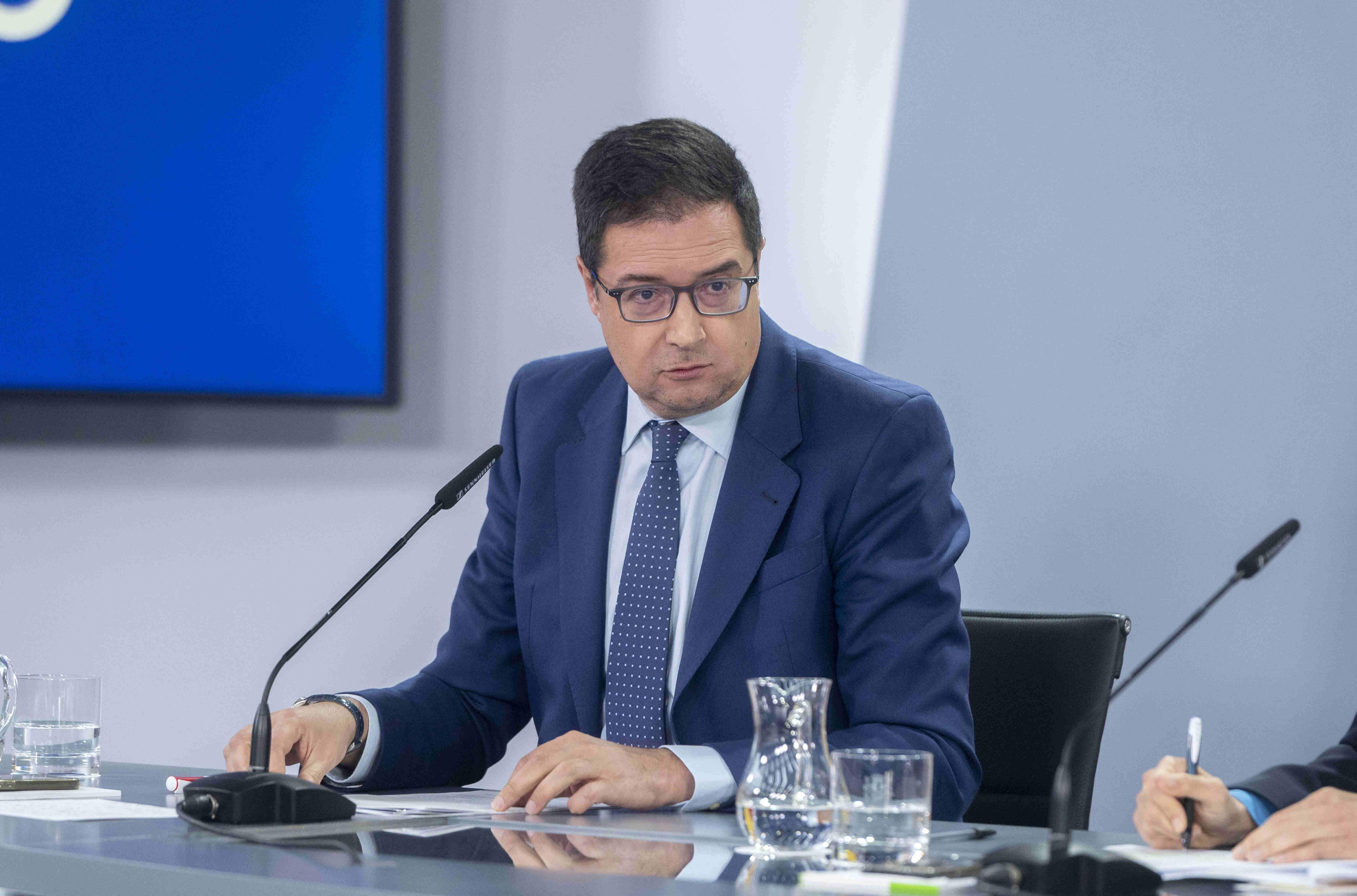 Aproves que els funcionaris de l'Estat treballin 35 hores setmanals?