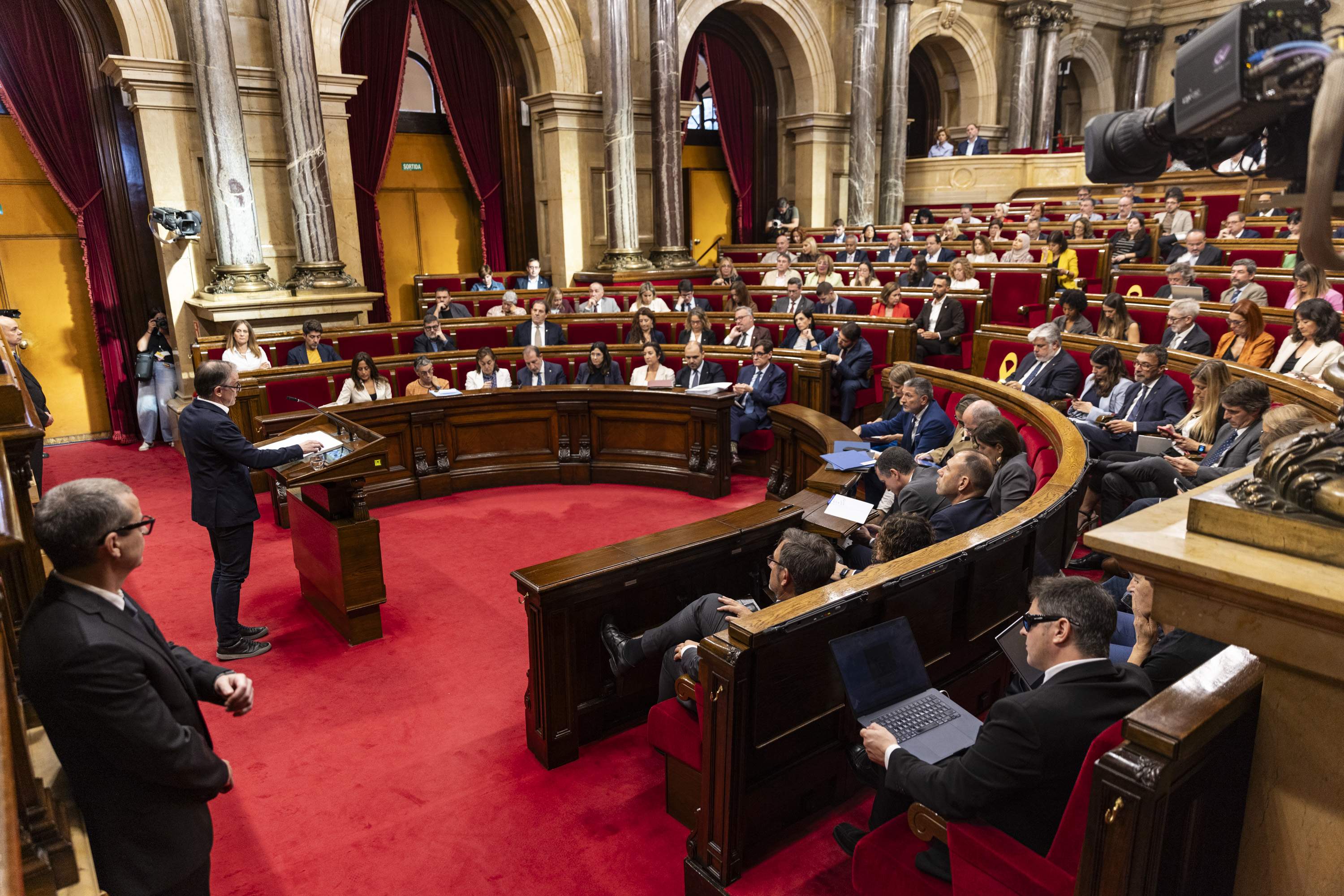 Junts consigue que el Parlament reclame al Estado suspender "cualquier validación" de la opa al Sabadell
