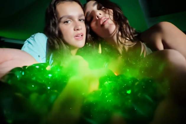 Amaia y Judeline en el videoclip YouTube