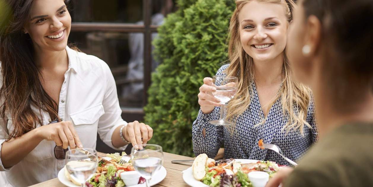 amics gaudint d'un dinar en un restaurant amics gaudint d'un dinar en un restaurant