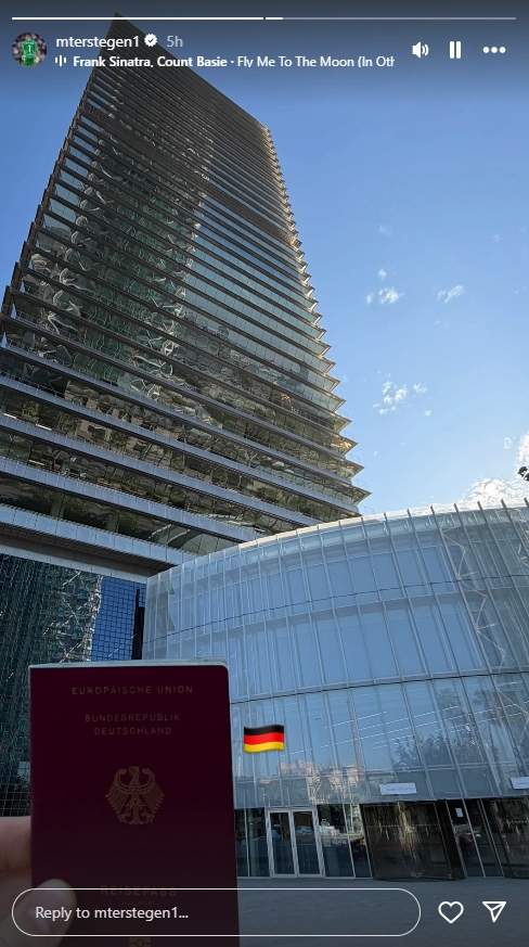 Ter Stegen con el pasaporte / Instagram Ter Stegen con el pasaporte / Instagram