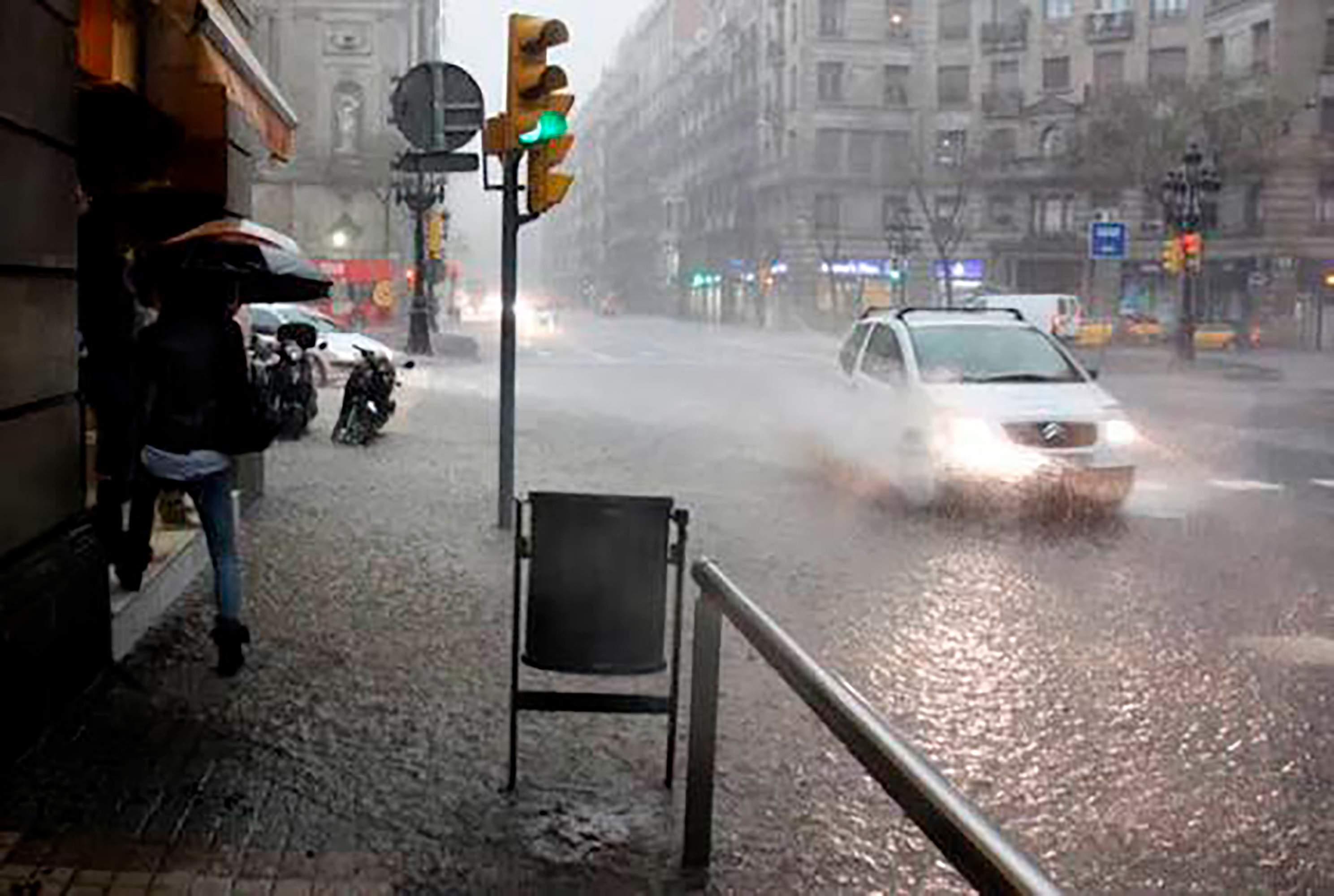 Cambio radical de tiempo en Catalunya con aguaceros locales y lluvia en Barcelona
