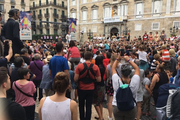 Festividad de La Mercè gigantes lazo amarillo Gisela Rodríguez