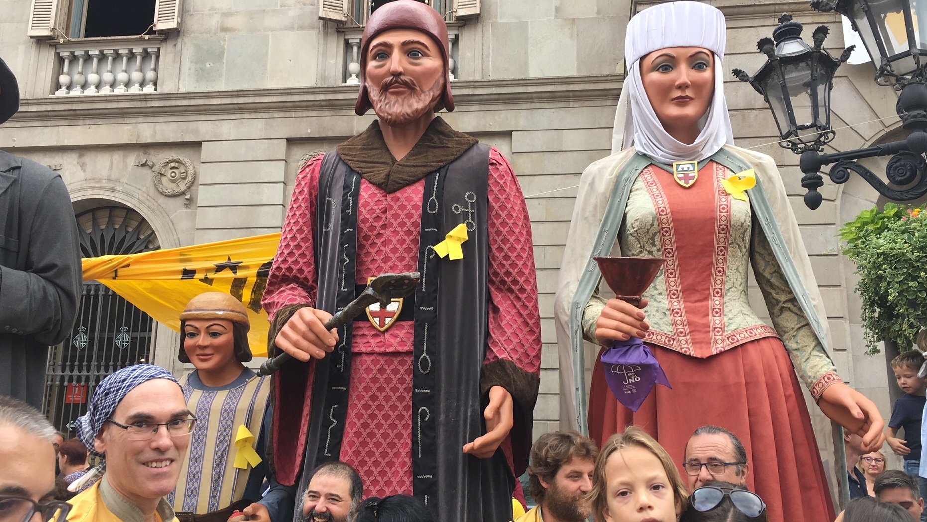 La corona també porta llaços grocs per les festes de la Mercè