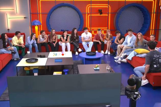 Miki Núñez visitant l'acadèmia d'OT 2025 / YouTube Miki Núñez visitando la academia de OT 2025 / YouTube