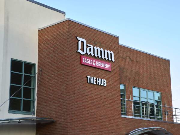 La Fàbrica The Damm Eagle Brewery , a Bedford (Regne Unit) La Fàbrica The Damm Eagle Brewery , a Bedford (Regne Unit)