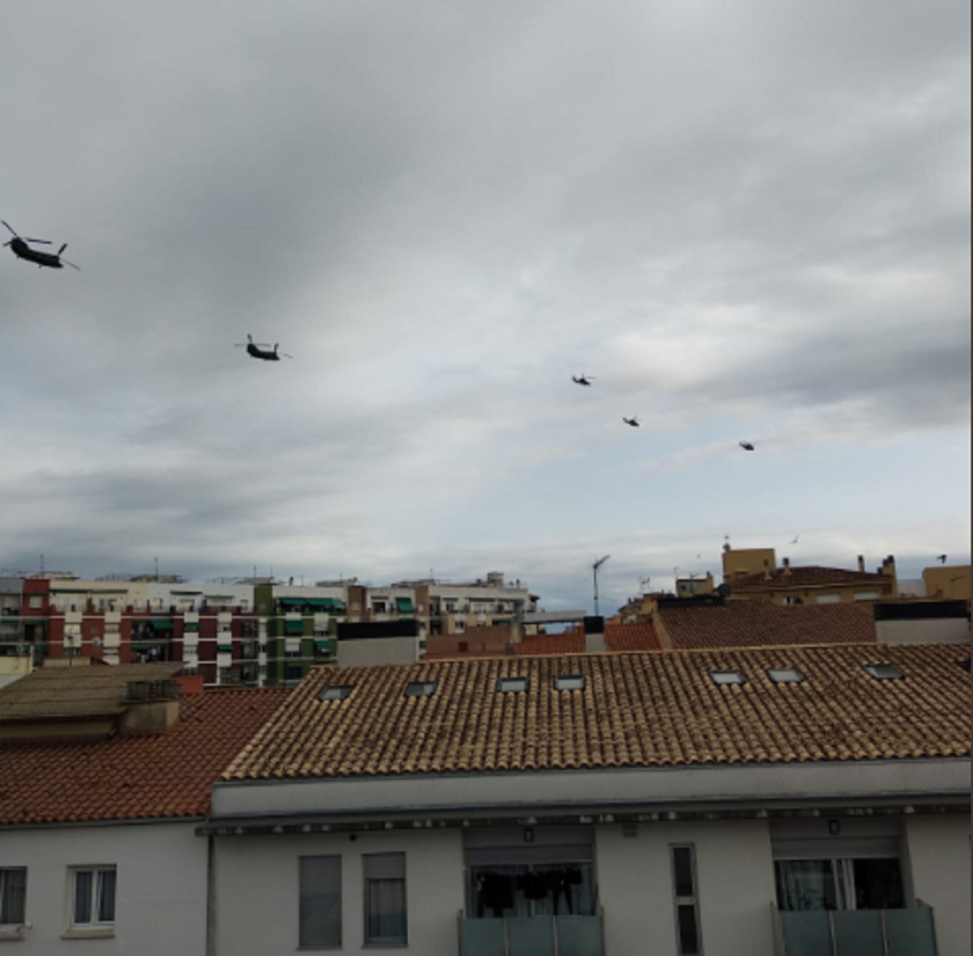 Helicópteros militares pasan a baja altura por Girona (y la red se enciende)