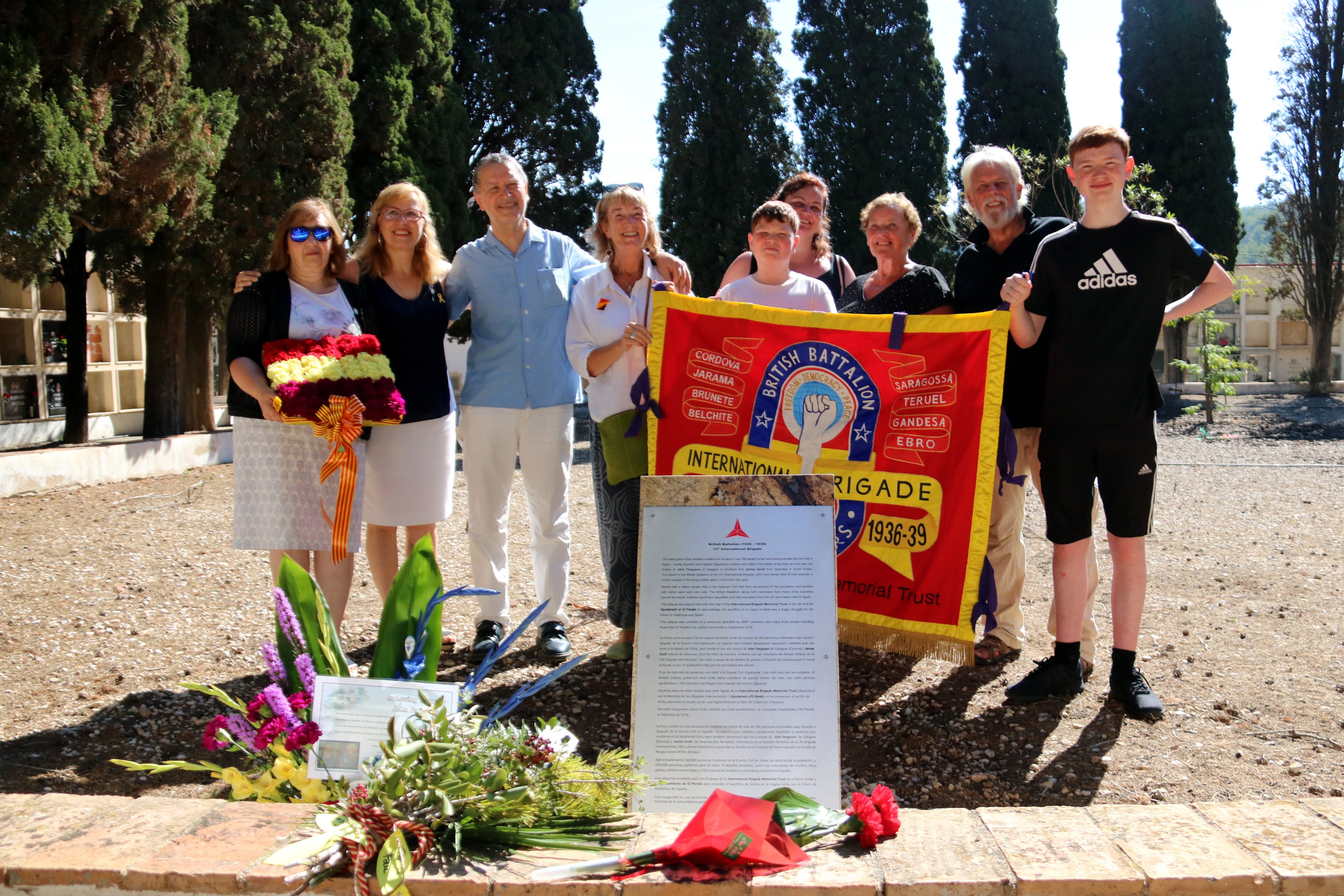 Homenatge a dos brigadistes internacionals trobats en una fossa comuna