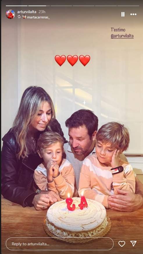 Artur Vilalta celebrando su cumpleaños con Marta Carreras y sus hijos Instagram Artur Vilalta celebrando su cumpleaños con Marta Carreras y sus hijos Instagram
