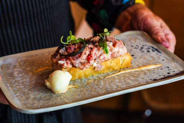 Tataki de atún con bombón de wasabi del Raku / Foto: Marta Garreta Tataki de atún con bombón de wasabi del Raku / Foto: Marta Garreta