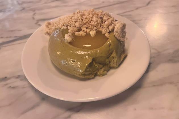 Cremós de gestuc amb taronja i cruixent de xocolata blanca Bar Amateur / Foto: Rosa Molinero Trias