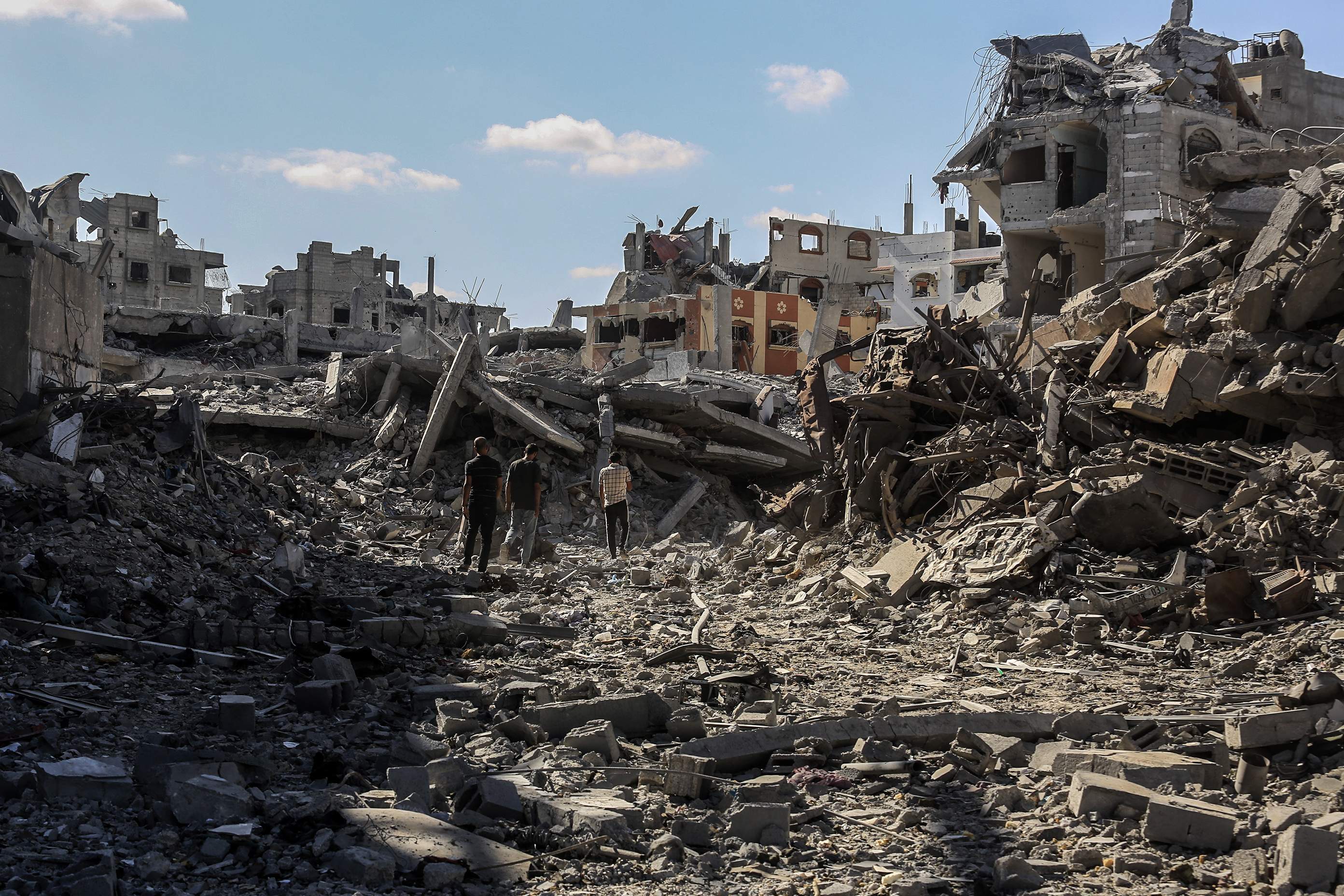 Més de 7.000 persones podrien romandre sota les runes a Gaza mentre avancen les tasques de rescat