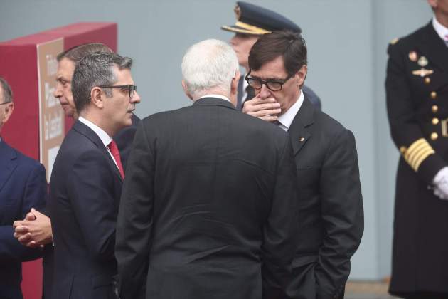 Salvador Illa se tapa la boca mientras habla con Cándido Conde-Pumpido / Europa Press