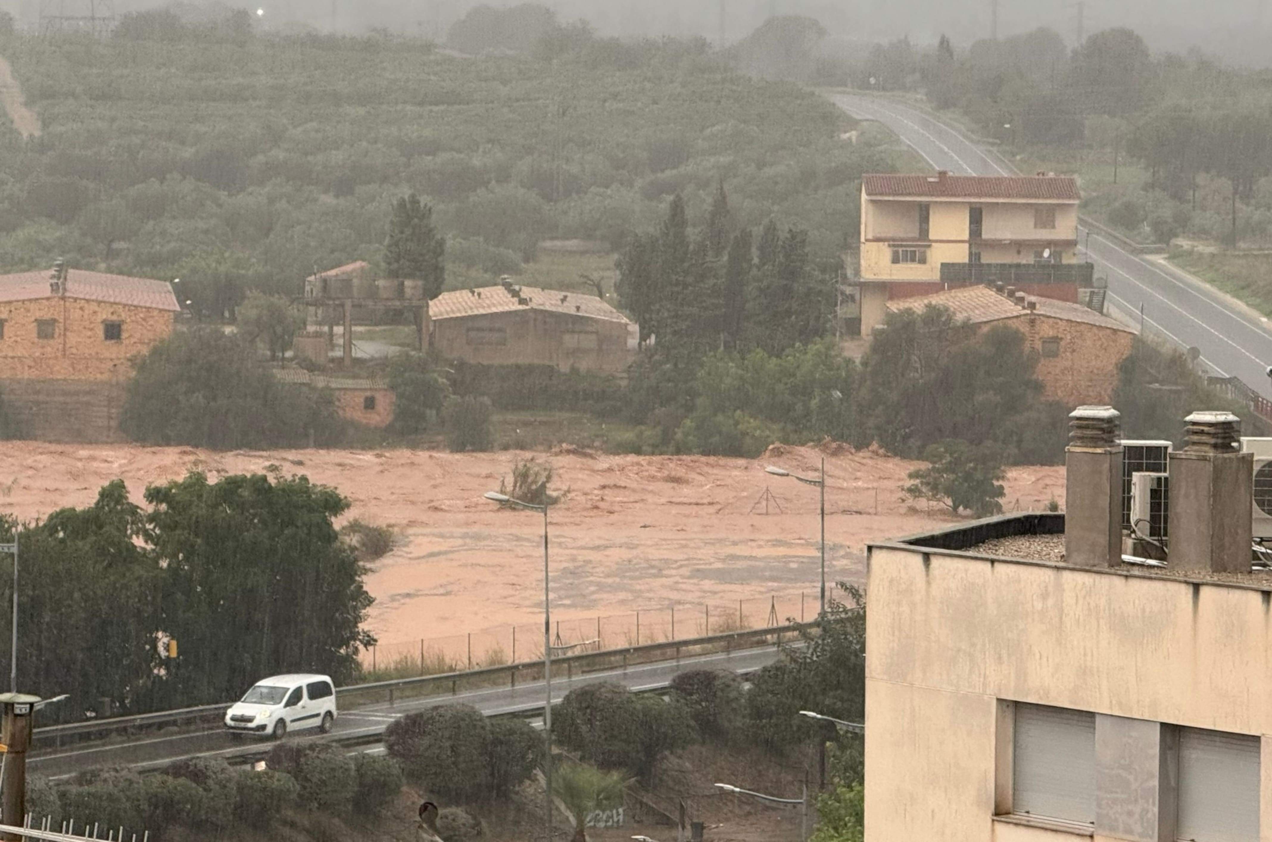 Màxima alerta per les pluges al Montsià: carreteres tallades i trens suspesos