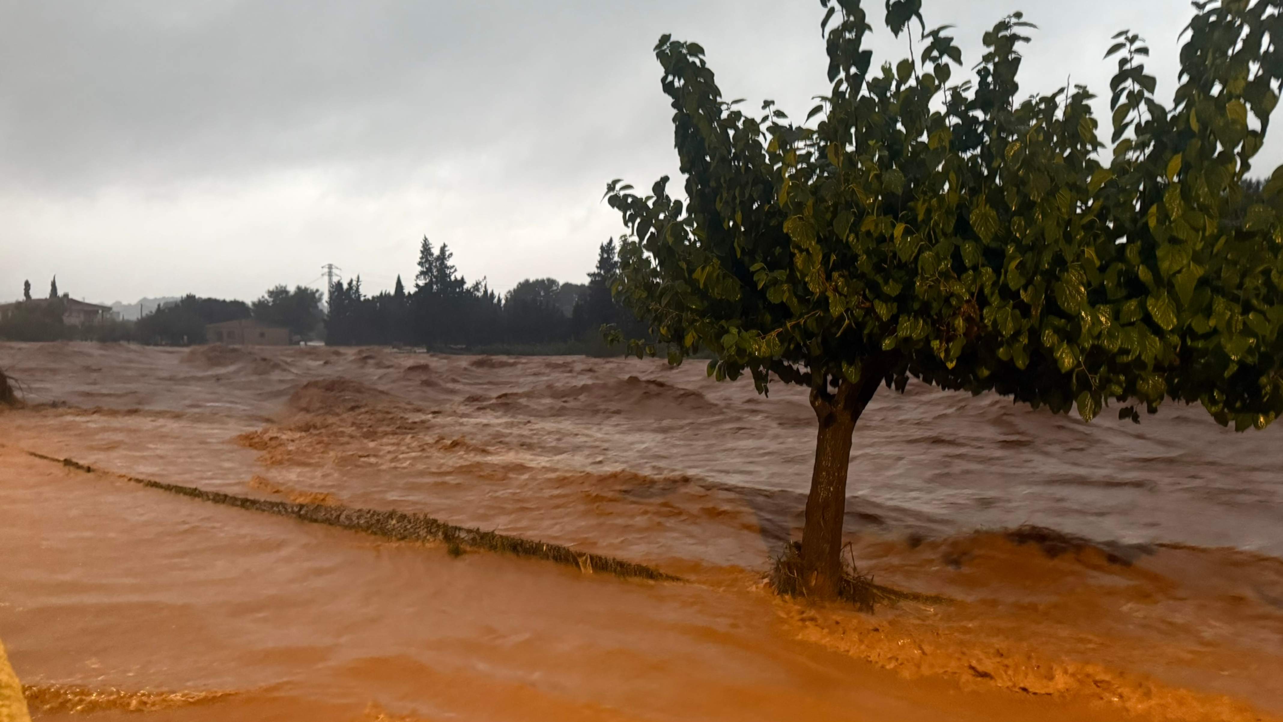 Les imatges més espectaculars del temporal al sud de Catalunya | VÍDEOS