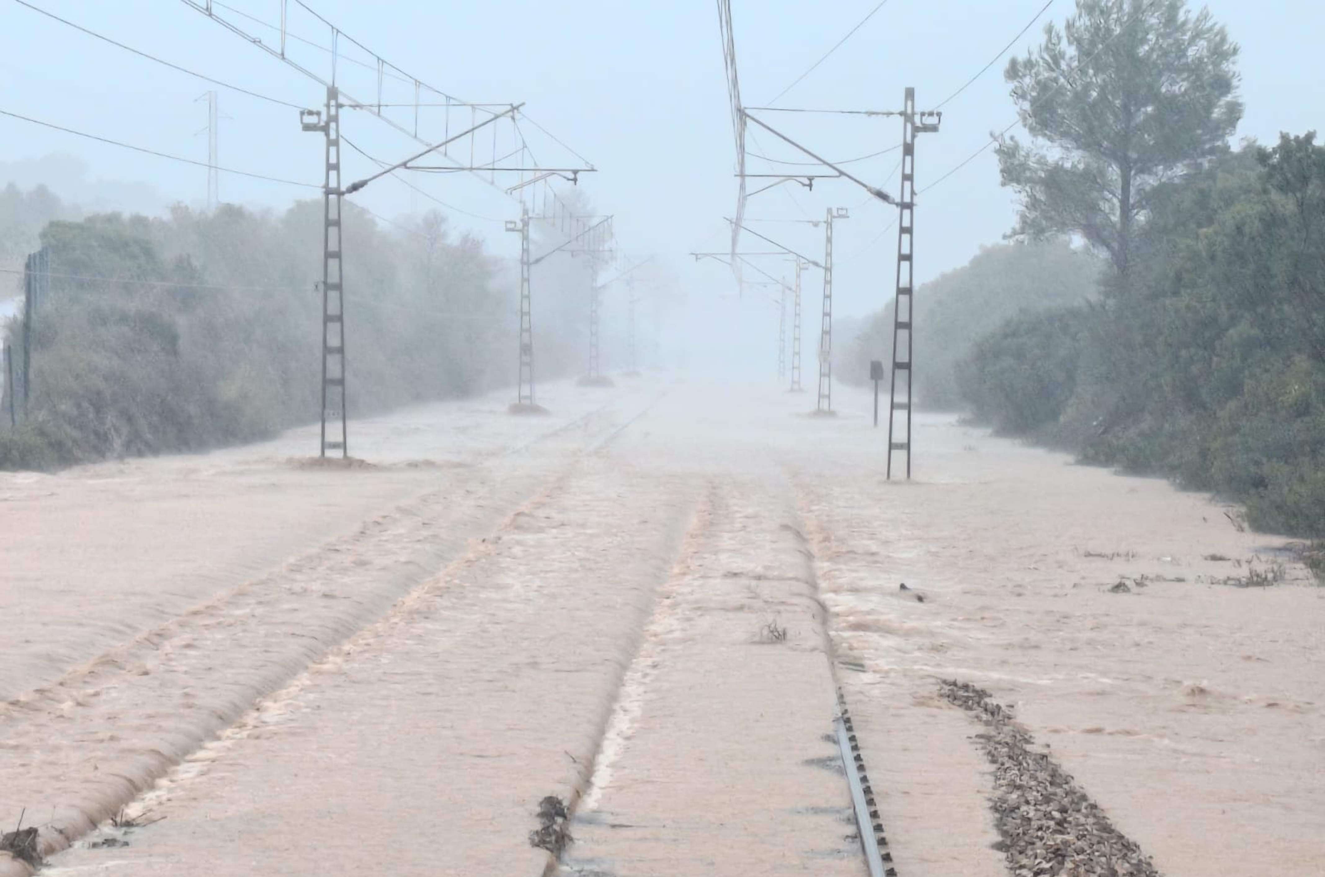 Emergencia por lluvia en el sur de Catalunya: graves inundaciones, clases suspendidas y vías cortadas