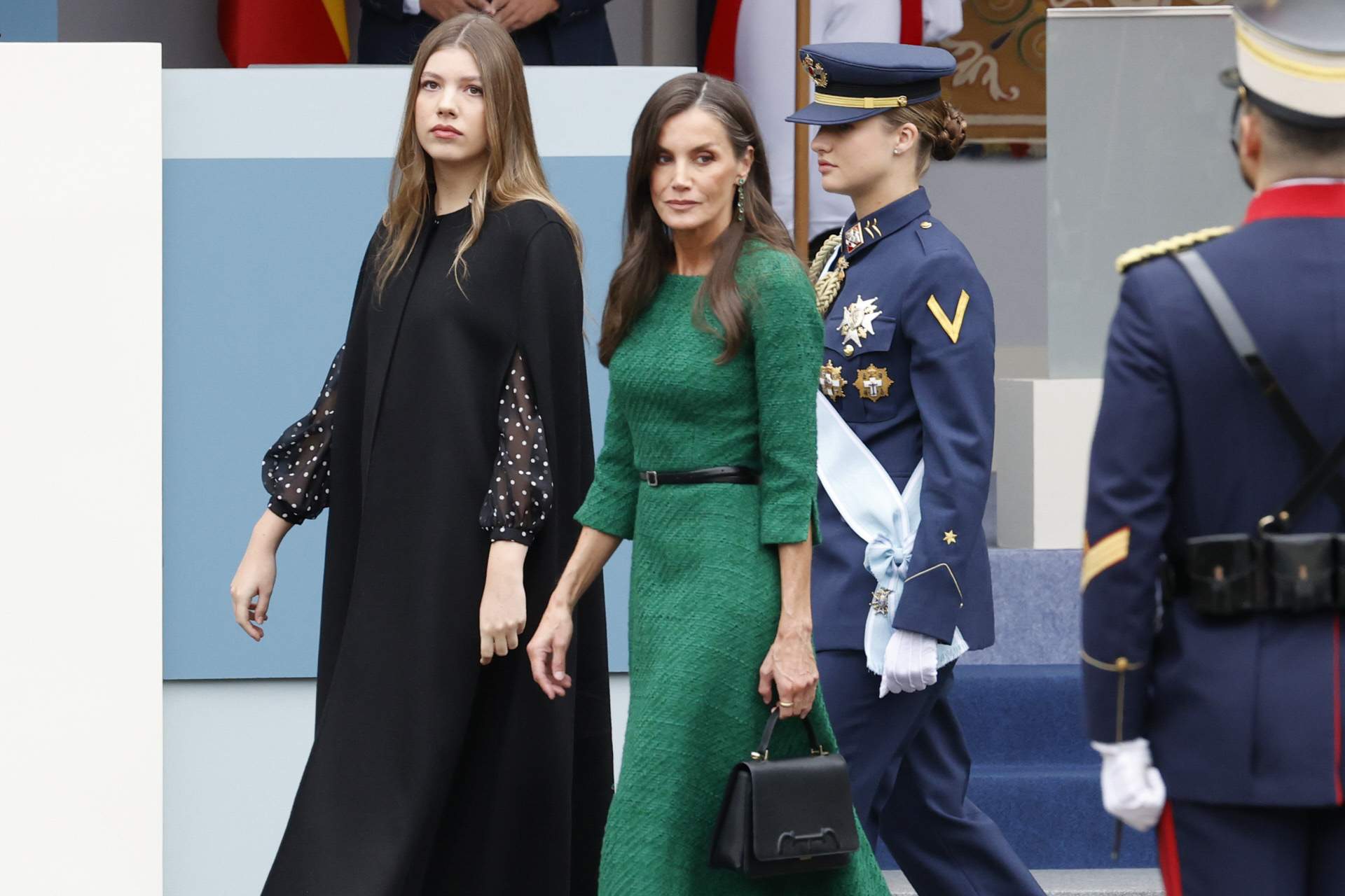 Letizia hunde a Sofía, vestida de viuda con capa: "Puigdemont le escoge los looks"
