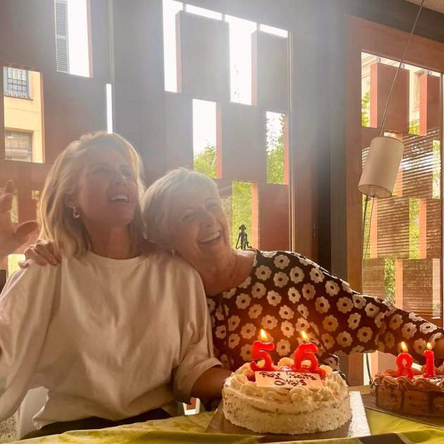 Judit Mascó con su madre Glòria soplando las velas / Instagram