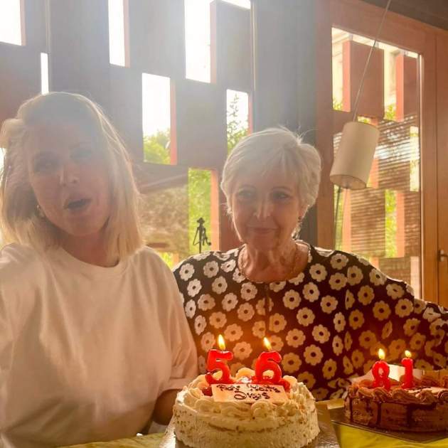 Judit Mascó con su madre Glòria soplando las velas / Instagram