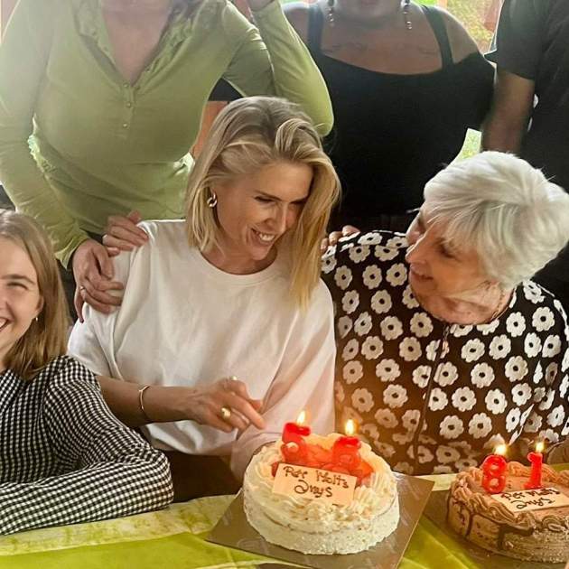 Judit Mascó con su madre Glòria soplando las velas / Instagram