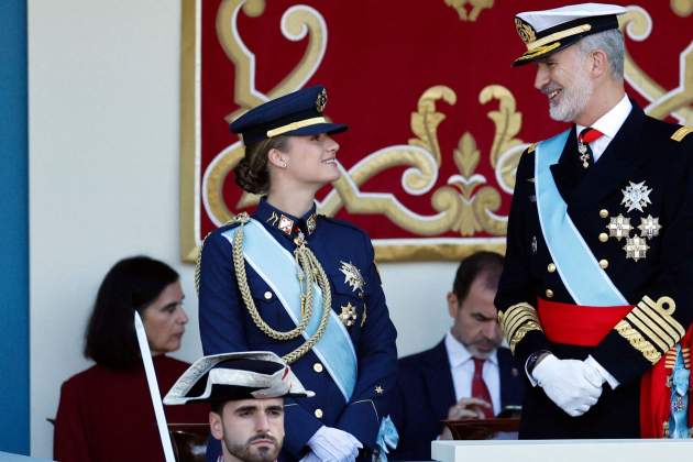 Leonor somriu a Felip VI