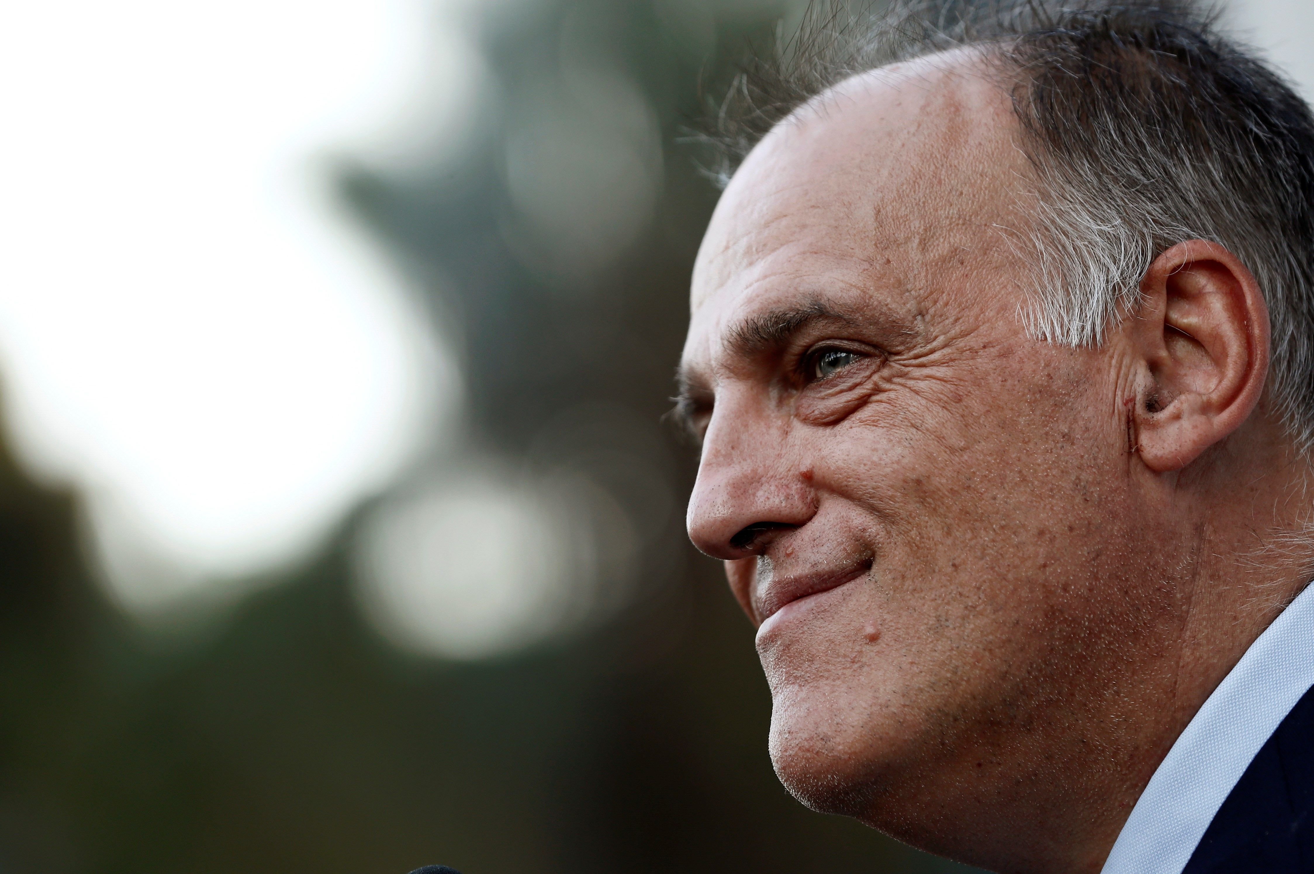 Tebas sorprèn i felicita el Barça en català