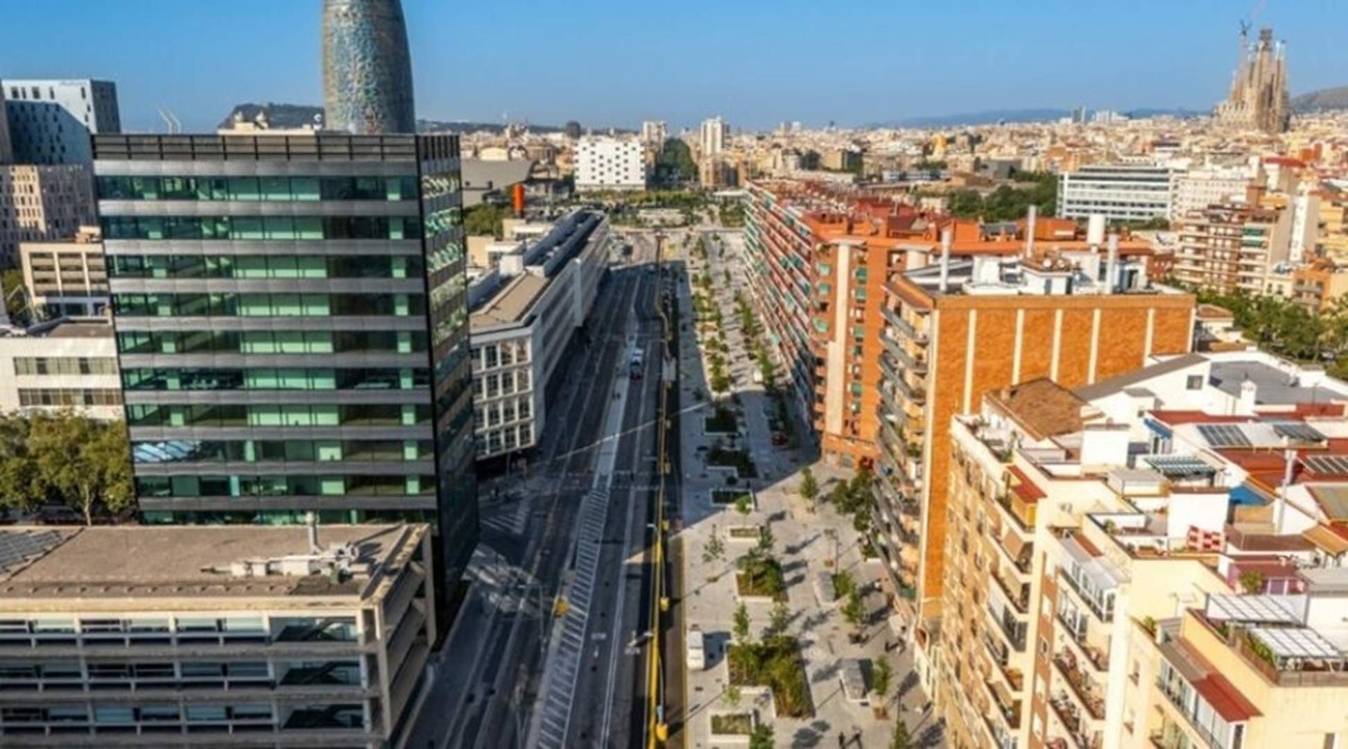 En marxa les obres del controvertit traçat en ziga-zaga del tramvia a l’entrada de Glòries