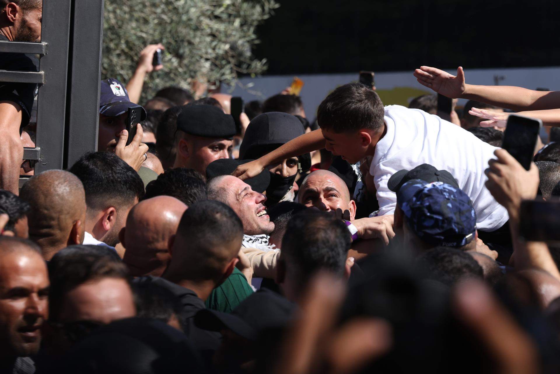 Israel dejará en libertad este lunes a 1.968 presos palestinos y deportará a 154
