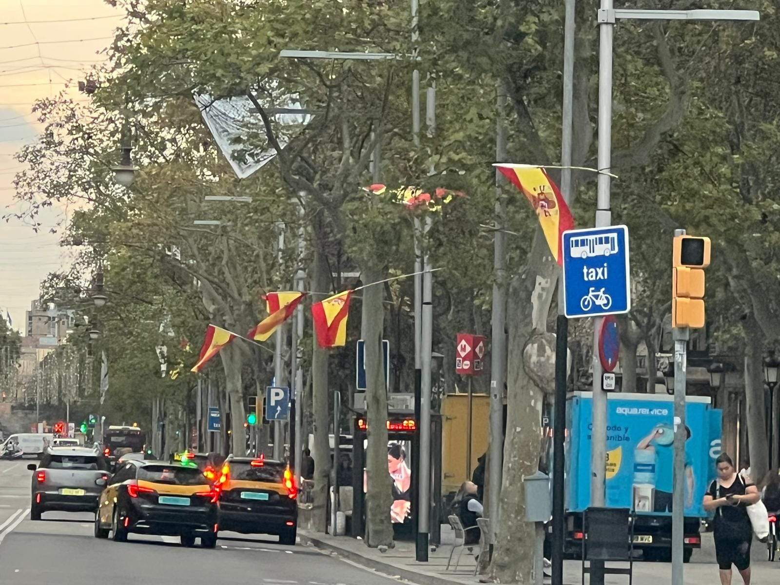 Protestas por el mantenimiento de banderas españolas en el paseo de Gràcia al día siguiente del 12-O