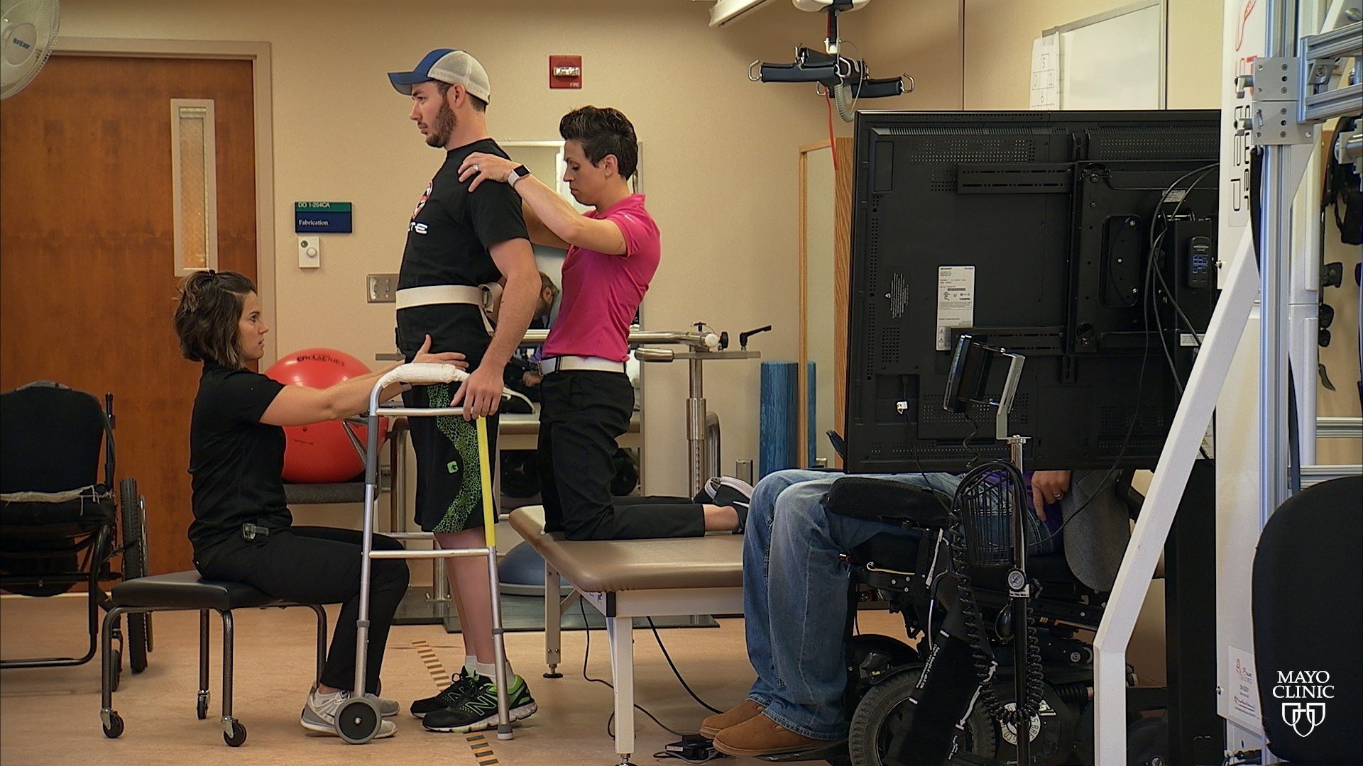 Un paraplègic camina gràcies a l'estimulació elèctrica de la medul·la espinal