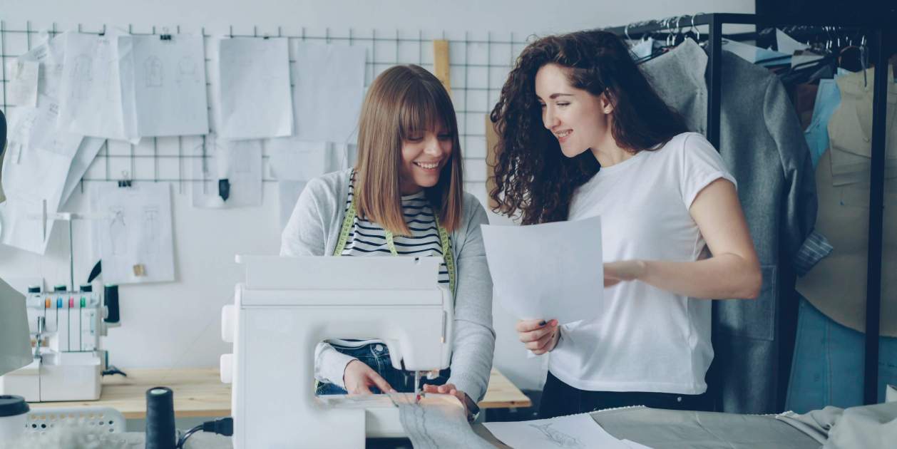 Dos empleadas, trabajadores autónomas, en un taller de costura. Foto Vitaly Gariev / Unsplash