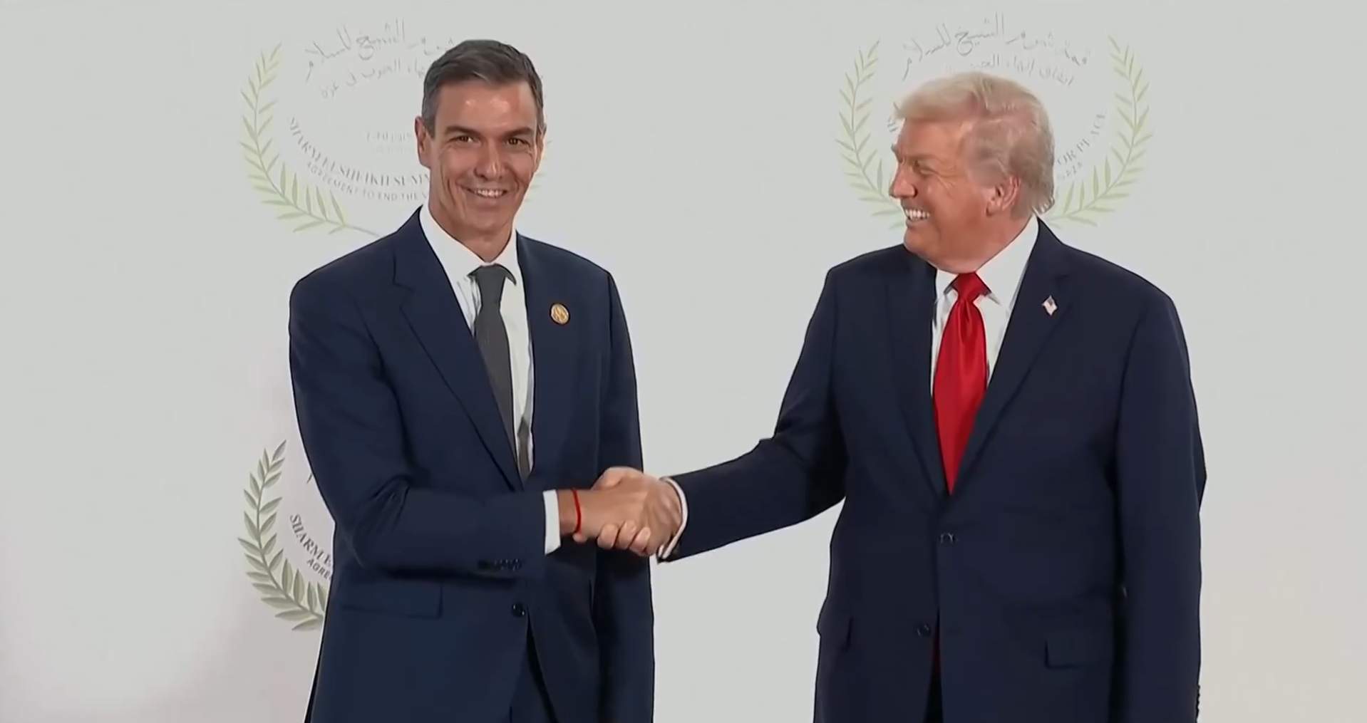 Así ha sido el saludo entre Donald Trump y Pedro Sánchez en la cumbre de paz de Egipto