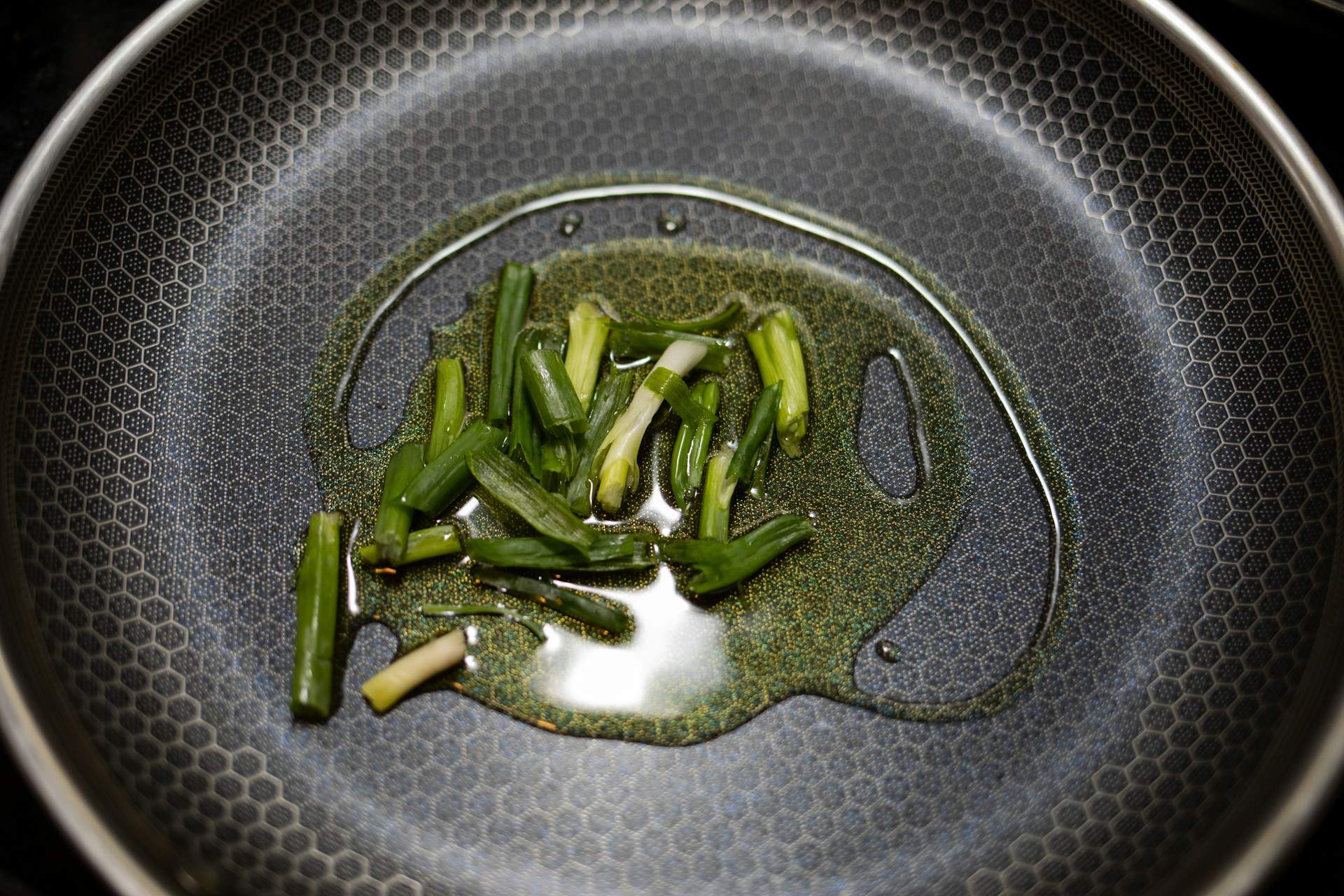 Por qué no deberías usar el aceite en spray con algunos tipos de sartenes
