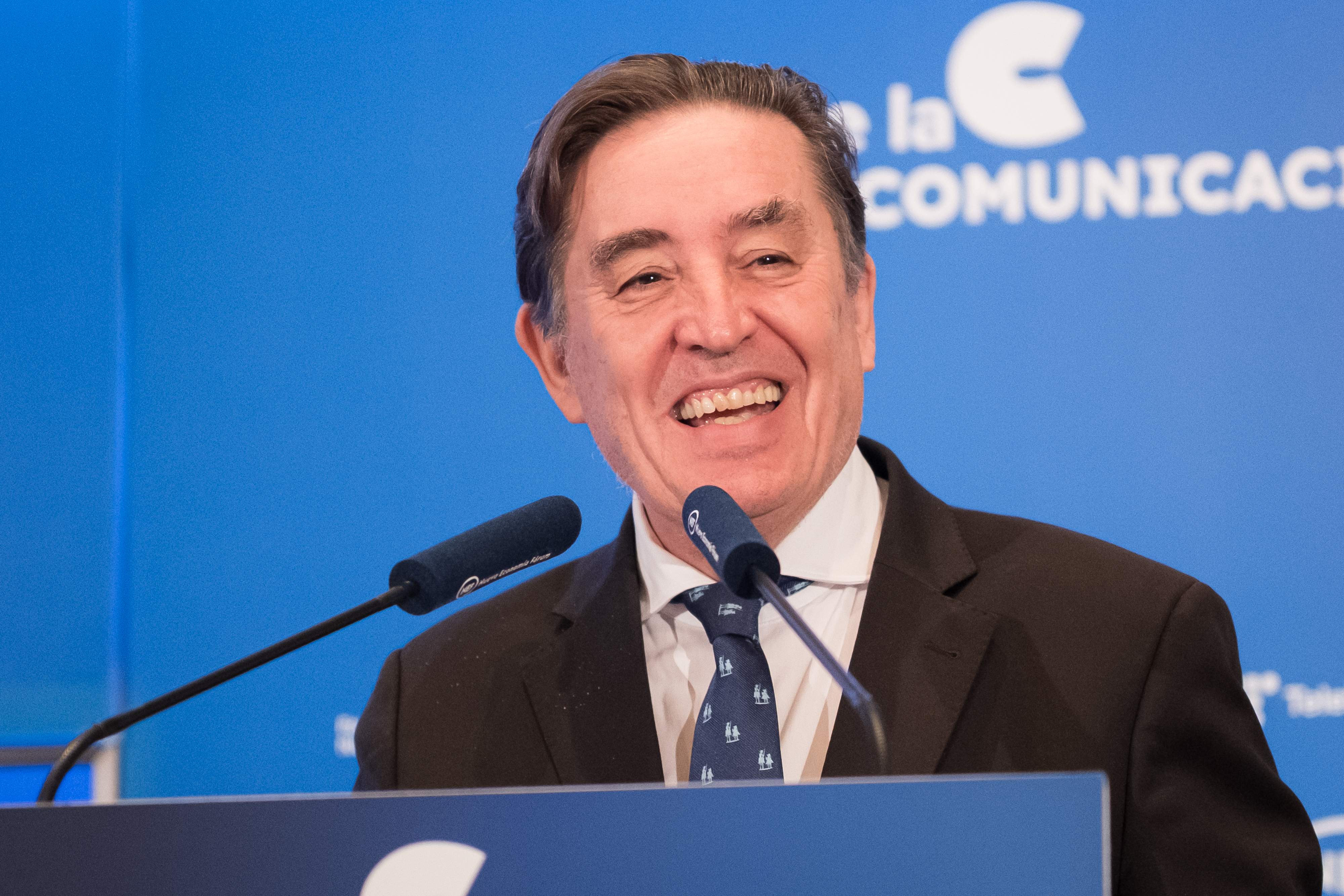 El poeta granadí Luis García Montero guanya el primer Premi Blanquerna en vuit anys