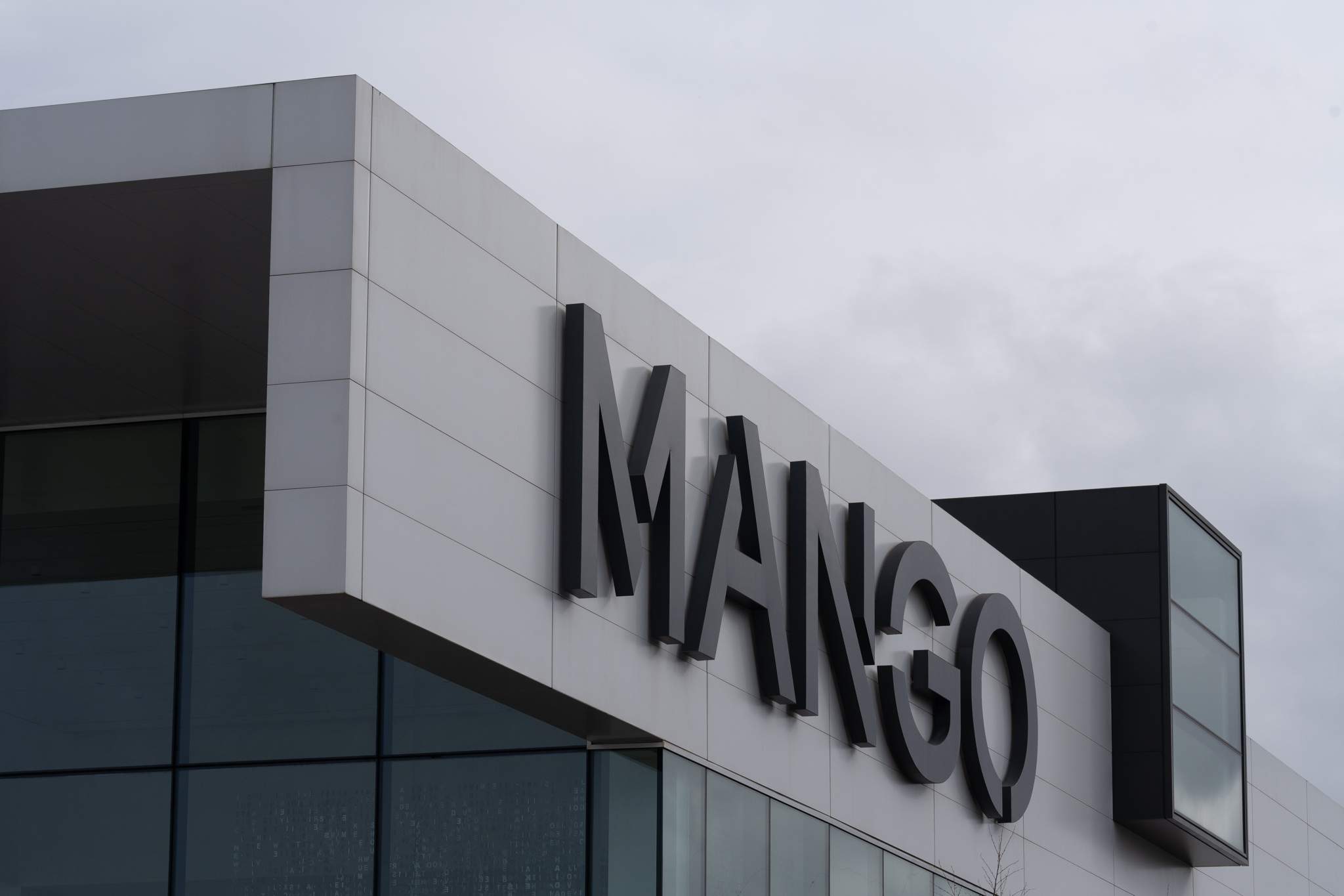 La elegancia es la blazer de ejecutiva color gris perla de Mango para todos los bolsillos