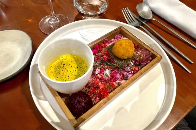Croqueta y caldo de pollo con cúrcuma del restaurante Hiu Foto Oriol Foix Croqueta y caldo de pollo con cúrcuma del restaurante Hiu Foto Oriol Foix
