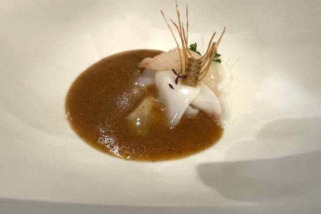 Suquet con base de romesco, pañuelo de calamar y gamba blanca del restaurante Hiu Foto Oriol Foix Suquet con base de romesco, pañuelo de calamar y gamba blanca del restaurante Hiu Foto Oriol Foix