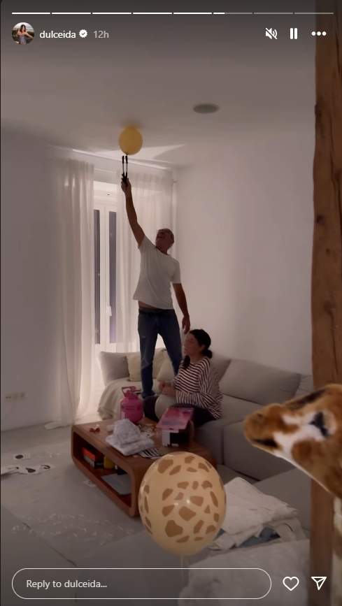 Dulceida con su padre y Alba preparando la felicitación para su hija Instagram Dulceida con su padre y Alba preparando la felicitación para su hija Instagram