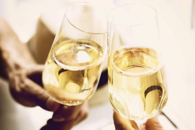 la pareja esta saliendo en un restaurante la pareja esta saliendo en un restaurante