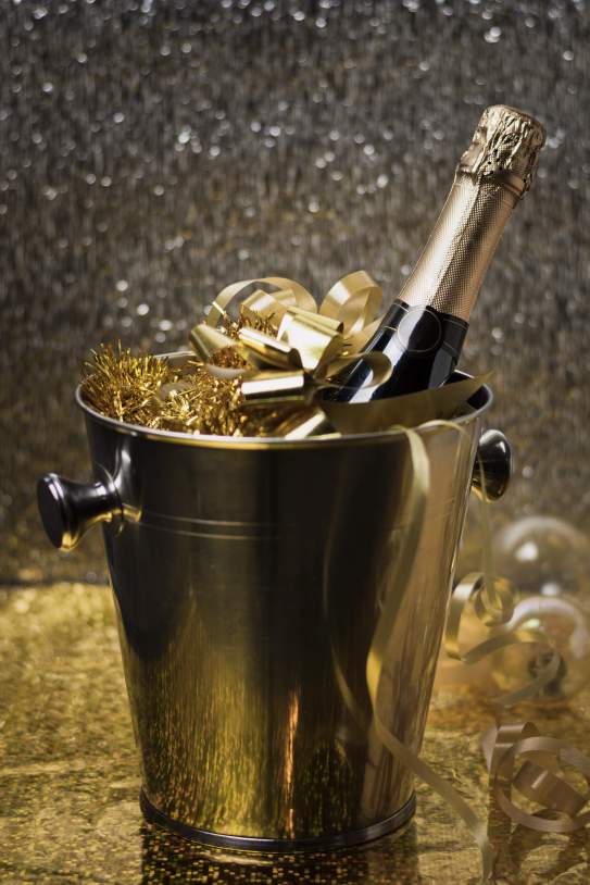 cubo de alto angulo con botella de champagne cubo de alto angulo con botella de champagne