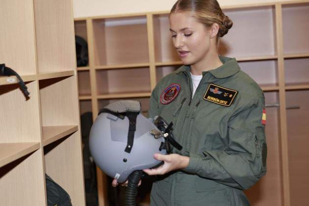 Leonor probándose el casco de San Javier Leonor probándose el casco de San Javier