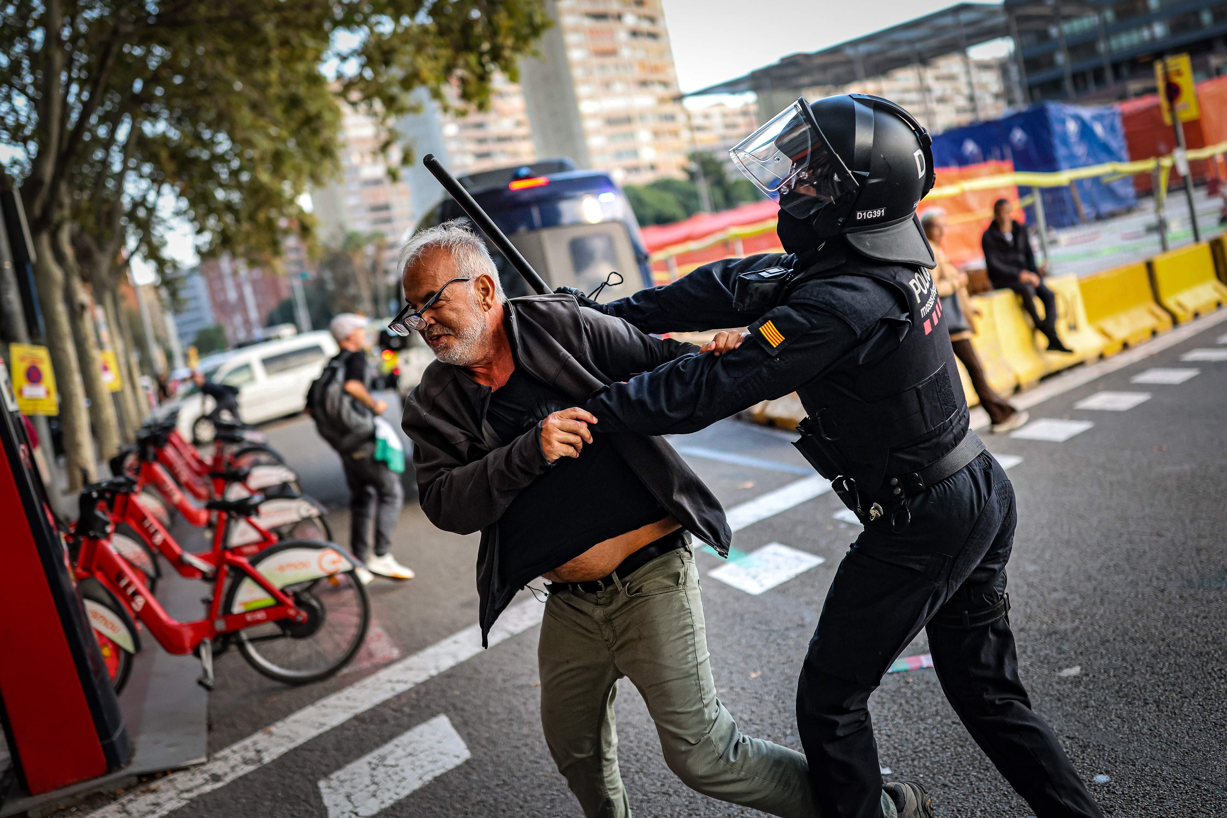 Càrregues, gas pebre i destrosses: la tensió esclata a Barcelona al pas de la manifestació per Palestina