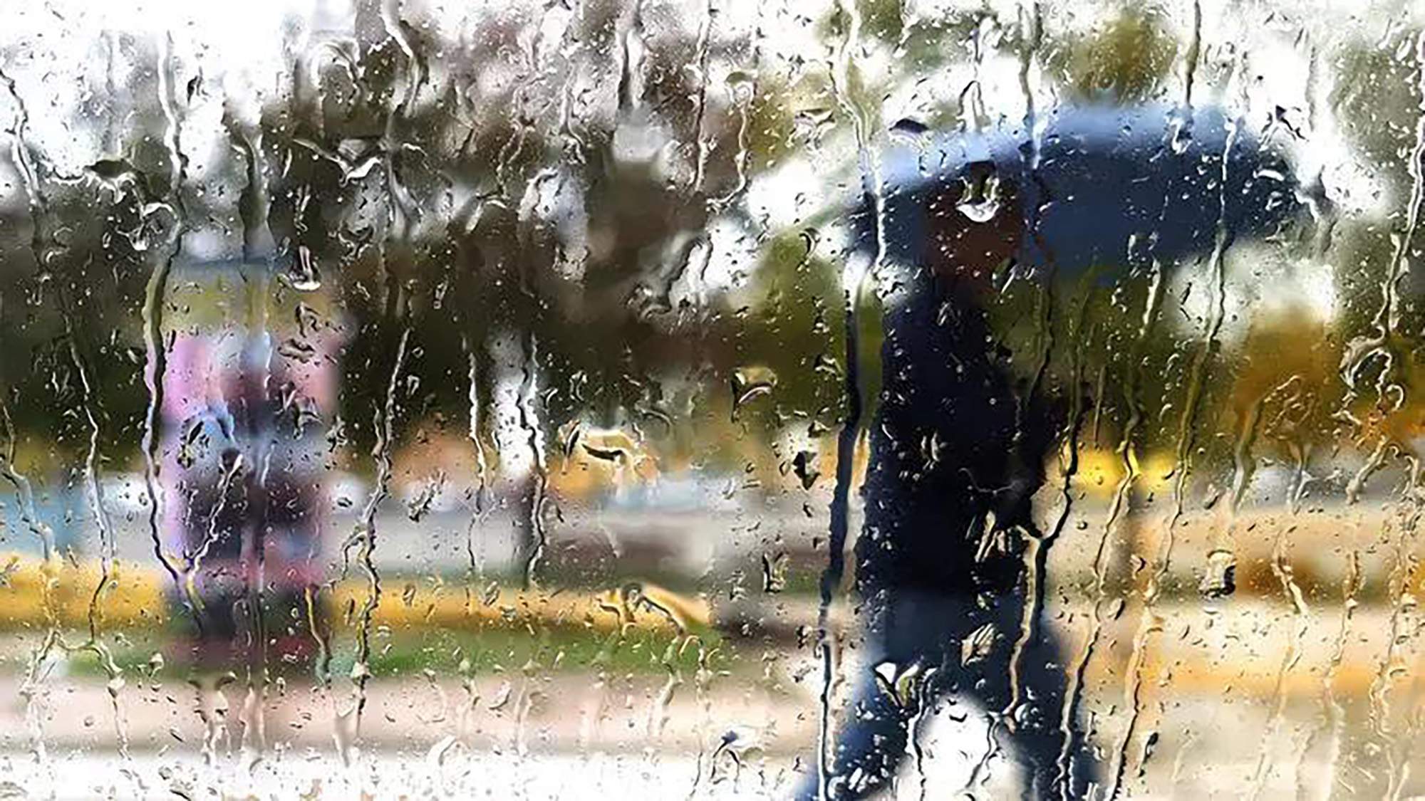 El temps no fa net a Catalunya, pluja i paraigua a la Regió Metropolitana de Barcelona