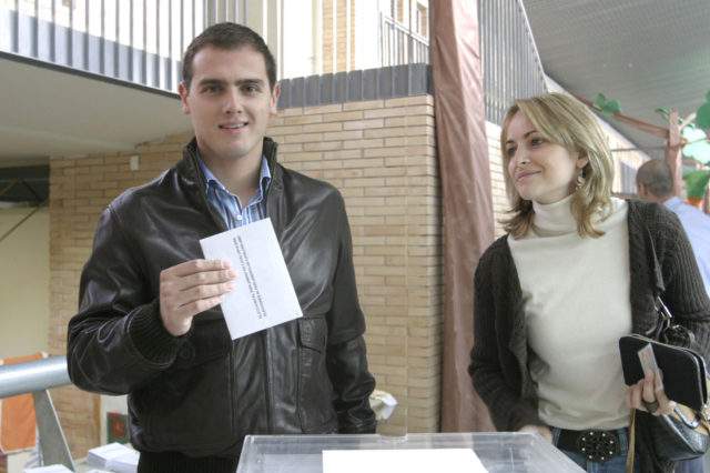 Albert Rivera votants e a ell amb Mariona Saperas, EFe Albert Rivera votants e a ell amb Mariona Saperas, EFe