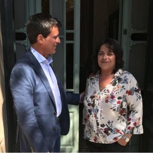El entusiasmo de Giovanna Valls con la portada de un diario