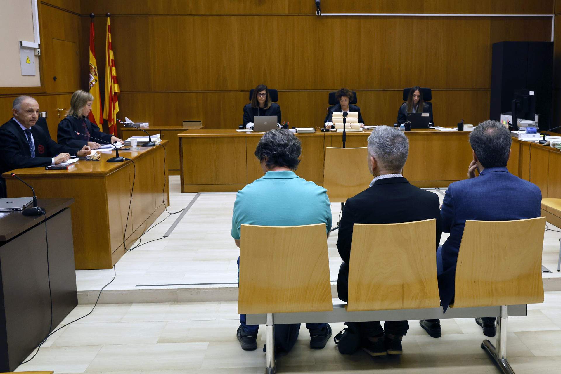 Dos anys de presó per a un dels tres tuiters jutjats per piular contra la família del 25% de castellà Dos anys de presó per a un dels tres tuiters jutjats per piular contra la família del 25% de castellà