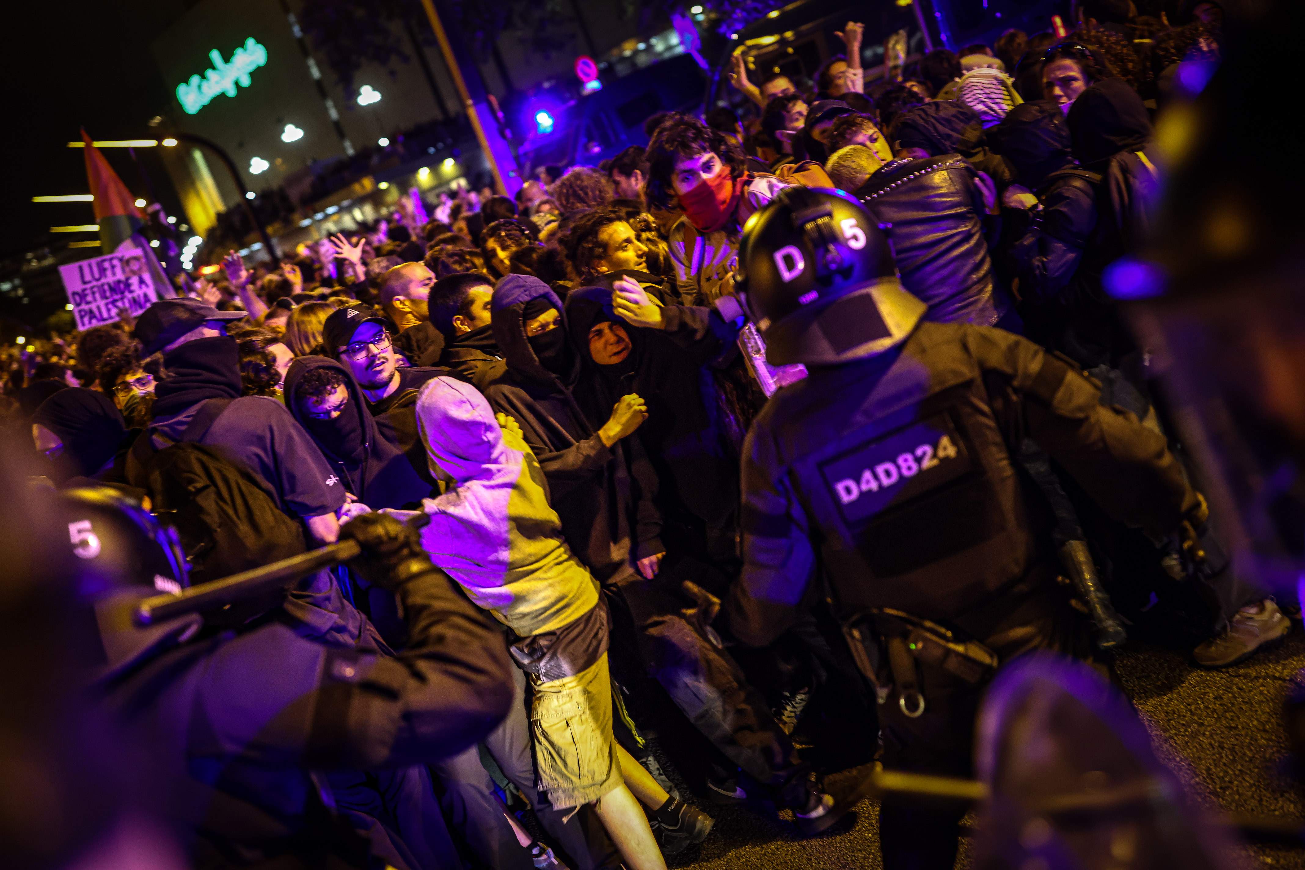 ERC, Comuns i la CUP reclamen explicacions a Parlon per l'ús de gas pebre contra manifestants per Palestina