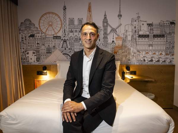El conseller delegat d'easyHotel en una de les habitacions del nou hotel de Barcelona. Foto: Carlos Baglietto El conseller delegat d'easyHotel en una de les habitacions del nou hotel de Barcelona. Foto: Carlos Baglietto