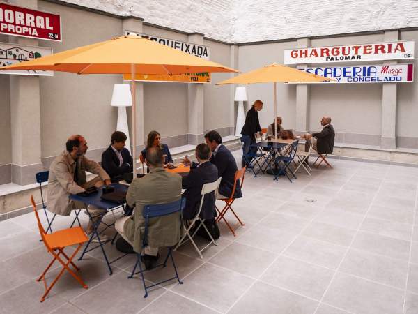 El nou hotel d'easyHotel a la Sagrera ha recuperat els rètols d'antigues botigues d'un mercat ubicat al mateix terreny. Foto: Carlos Baglietto El nou hotel d'easyHotel a la Sagrera ha recuperat els rètols d'antigues botigues d'un mercat ubicat al mateix terreny. Foto: Carlos Baglietto
