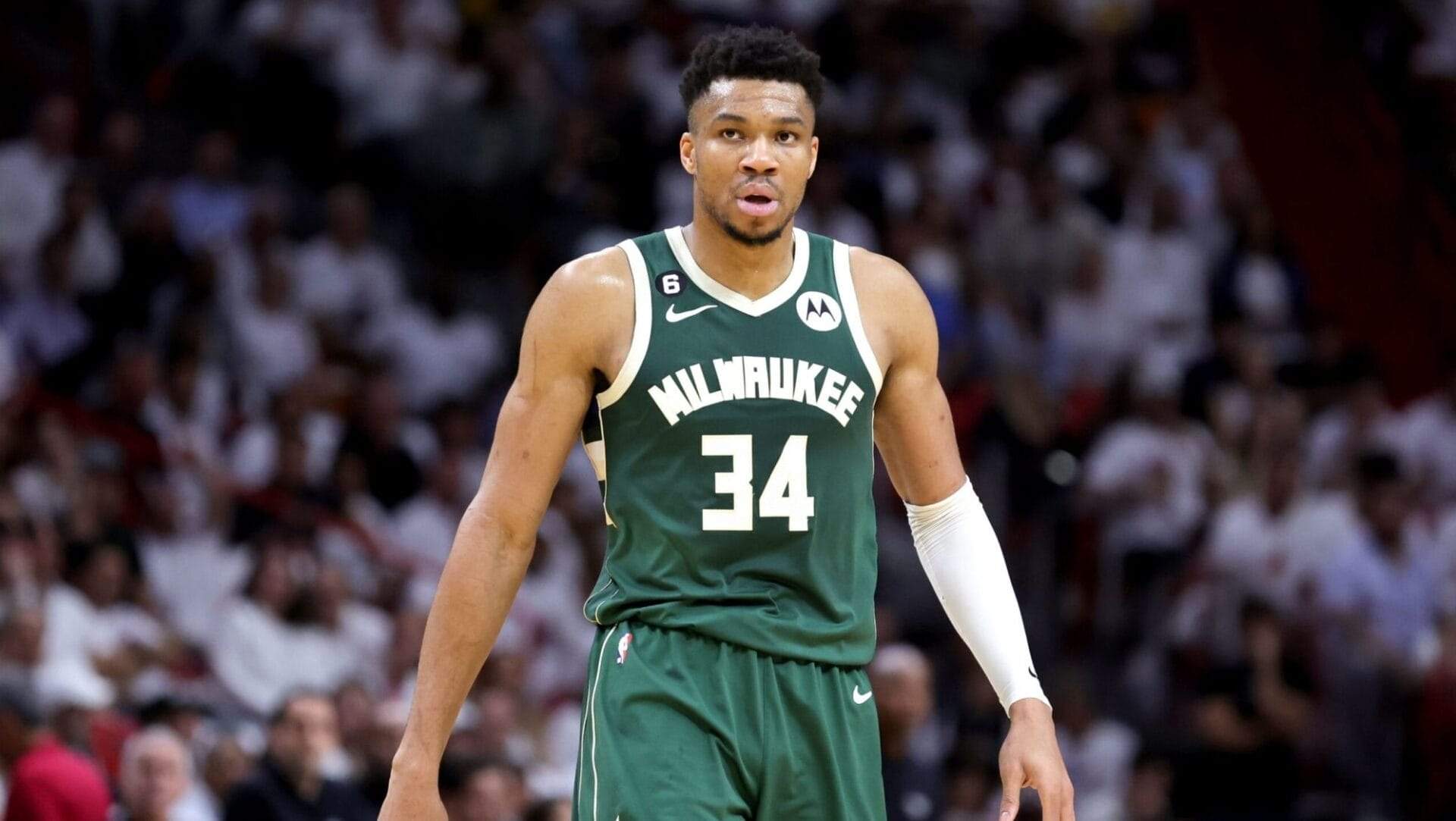 Giannis Antetokounmpo quiere irse, pero los Bucks compran su felicidad